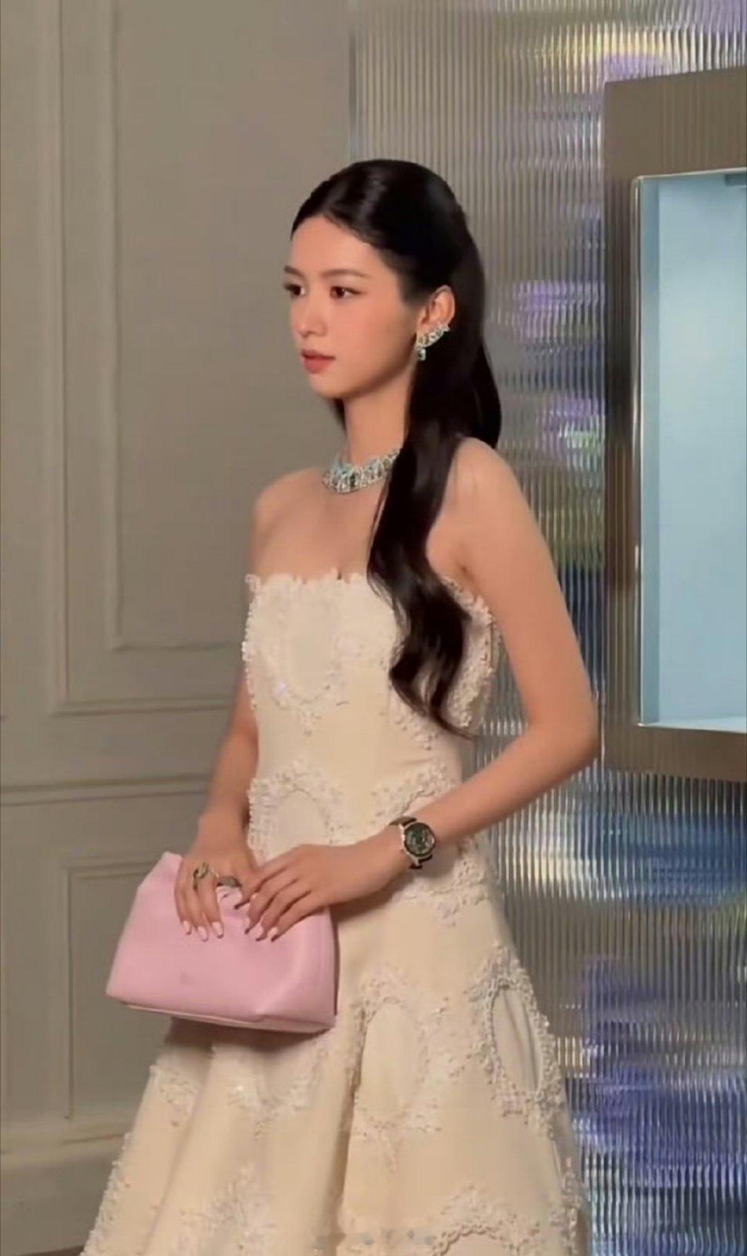 一起来看看周也、刘雨昕、王玉雯的今日份Dior活动生图，三位不同类型的小花，谁的