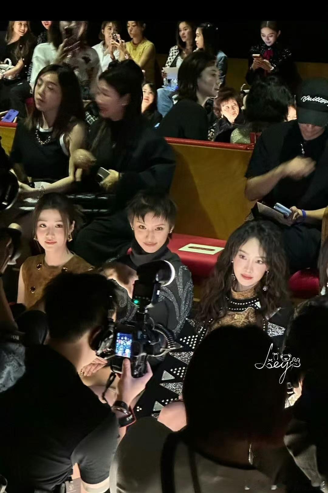 宋茜卢昱晓lv同框看秀，好美，蛙趣的 