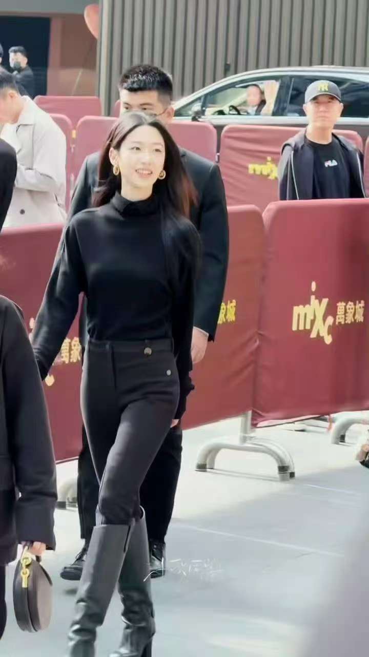 向涵之迷人allblack向涵之这套简单的allblack有点迷人啊 向涵之