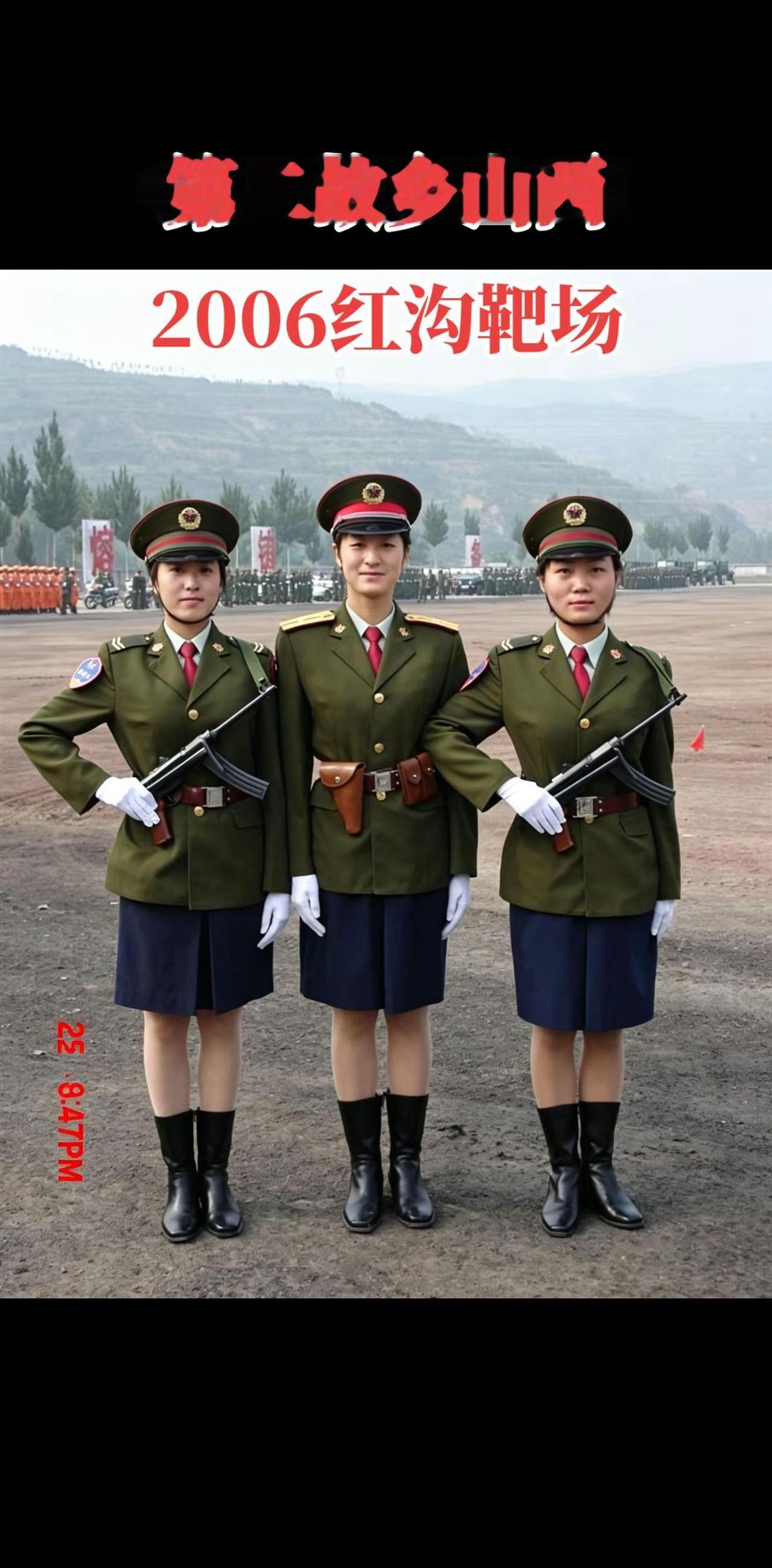 砺剑2006的八一训练场。帽徽锃亮，军装笔挺，刚结束阅兵的我们，带着一身荣光定格