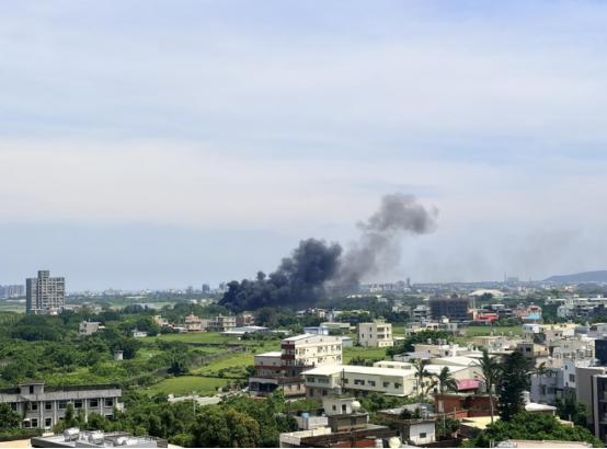 台军空军基地内突发油槽爆炸，火光裹着黑烟直冲天际，现场碎片散落一地，当天所有演训