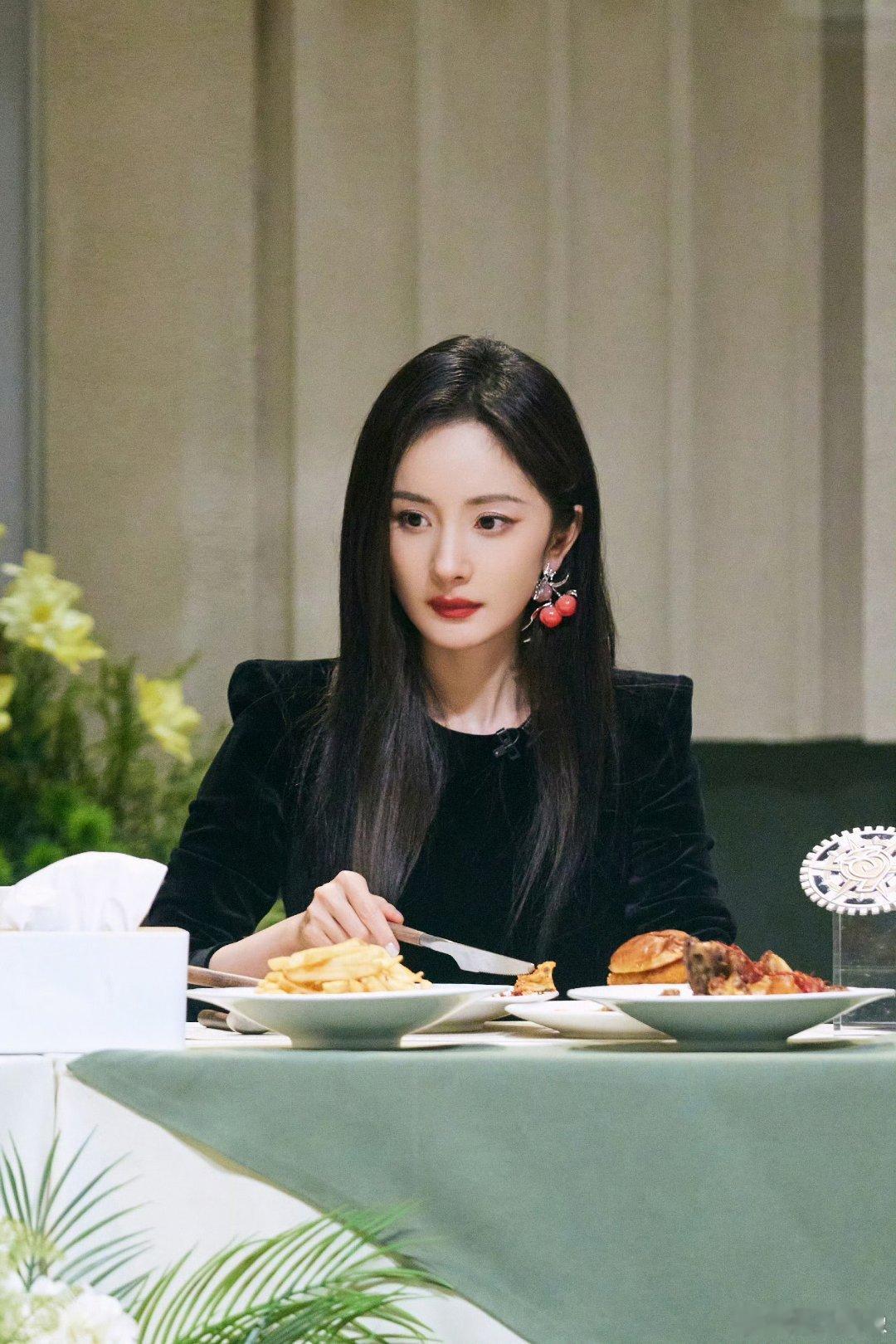 杨幂《密室大逃脱6》收官晚宴剧照黑色丝绒裙➕粉色桃子耳环，妥妥的甜御天花板，明天