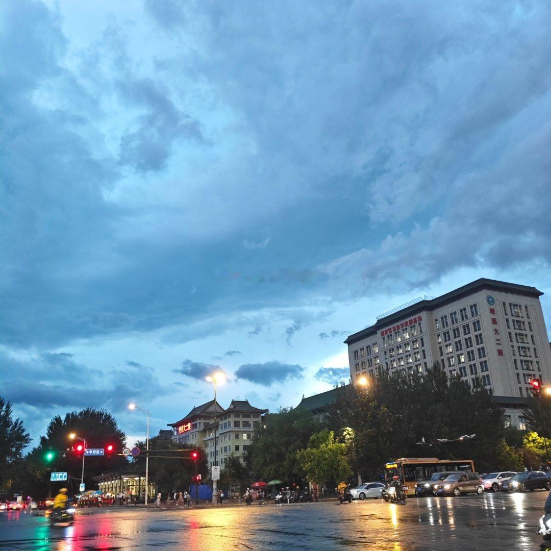 有种风雨欲来的感觉。 