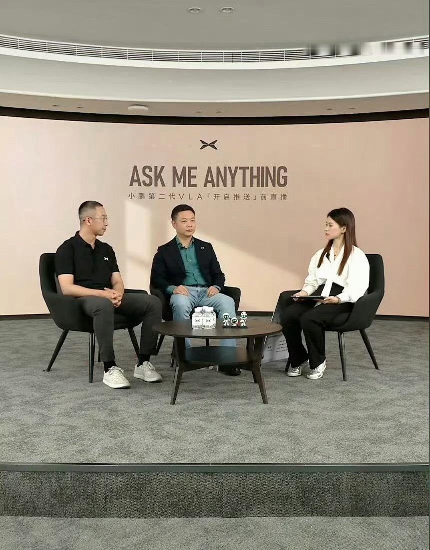 何小鹏直播第二代VLA推送第二代VLA上线以来门店的反应确实挺火爆的，这背后反映