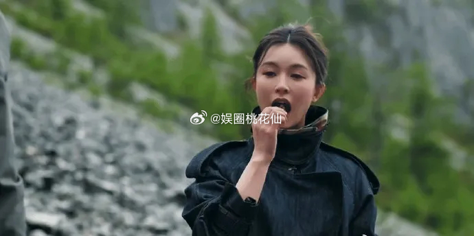 文咏珊现身香格里拉，她这次搭配了一身户外装，看上去格外的有型，气质也很不错。 