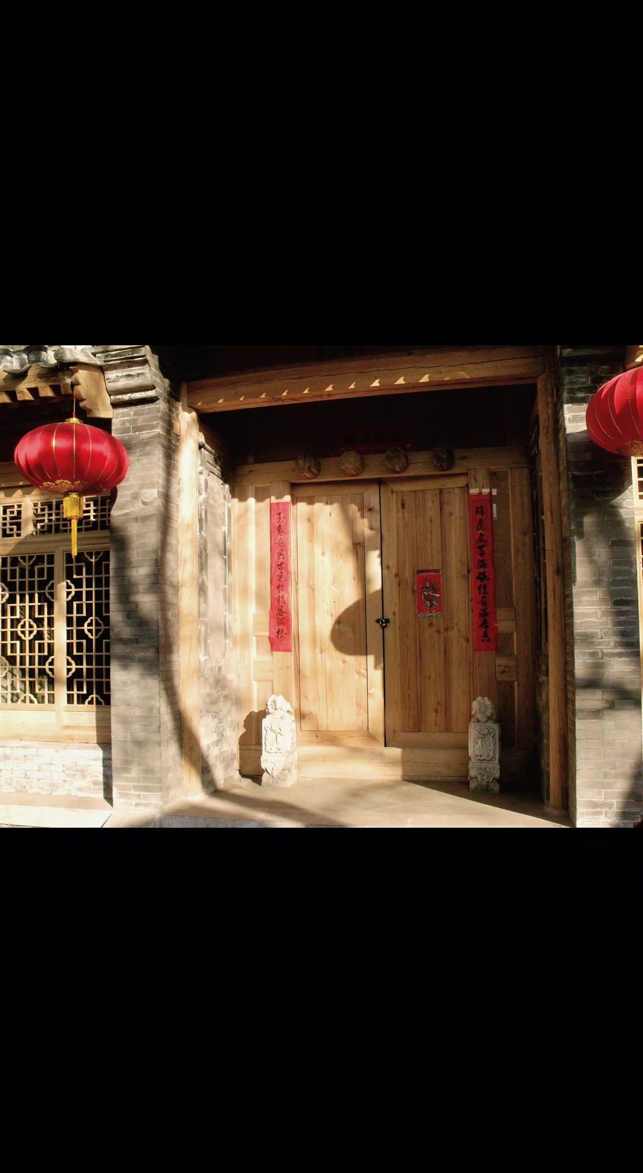 🏮红灯笼悬在旧时光里，木门框住岁月褶皱。光影是流动的诗，门墩守着未说的故事。