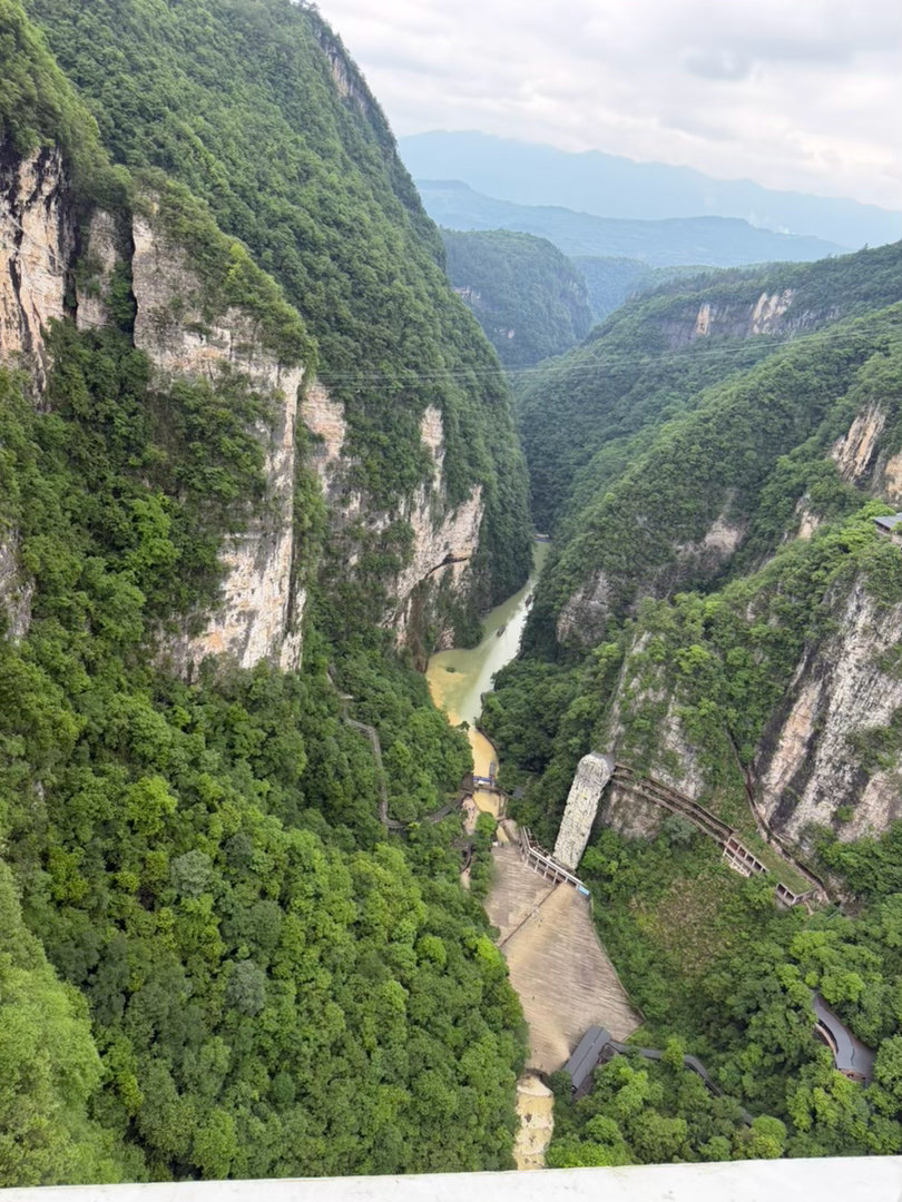 纯素颜版著名张家界大峡谷玻璃桥，颜值和刺激程度也就那样吧。属于来都来了，钱都花了