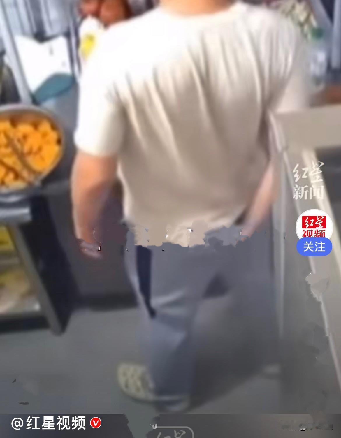 近日，浙江温州.一家炸鸡门店闹出食品安全大丑闻，看完实在让人浑身不舒服……
  