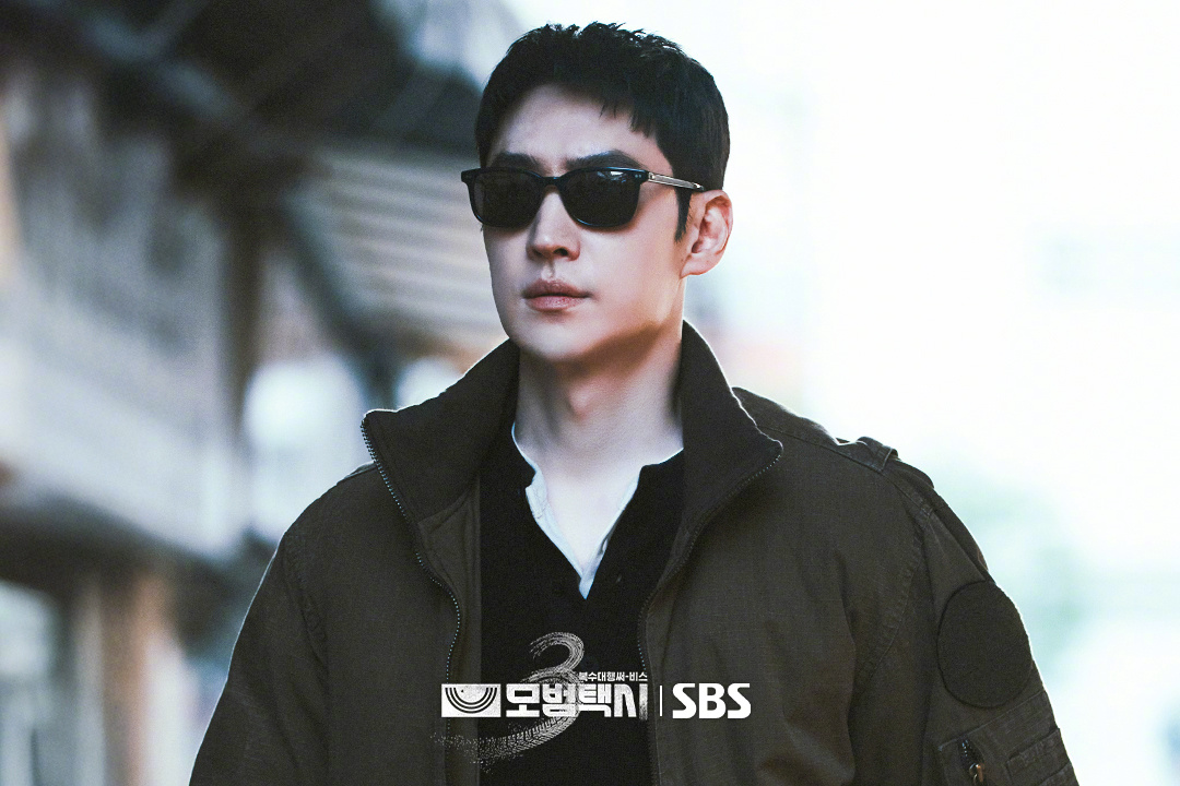 主演SBS新金土剧 今晚首播🚕该剧改编自同名网漫，讲述蒙着神秘面纱的出租车公司