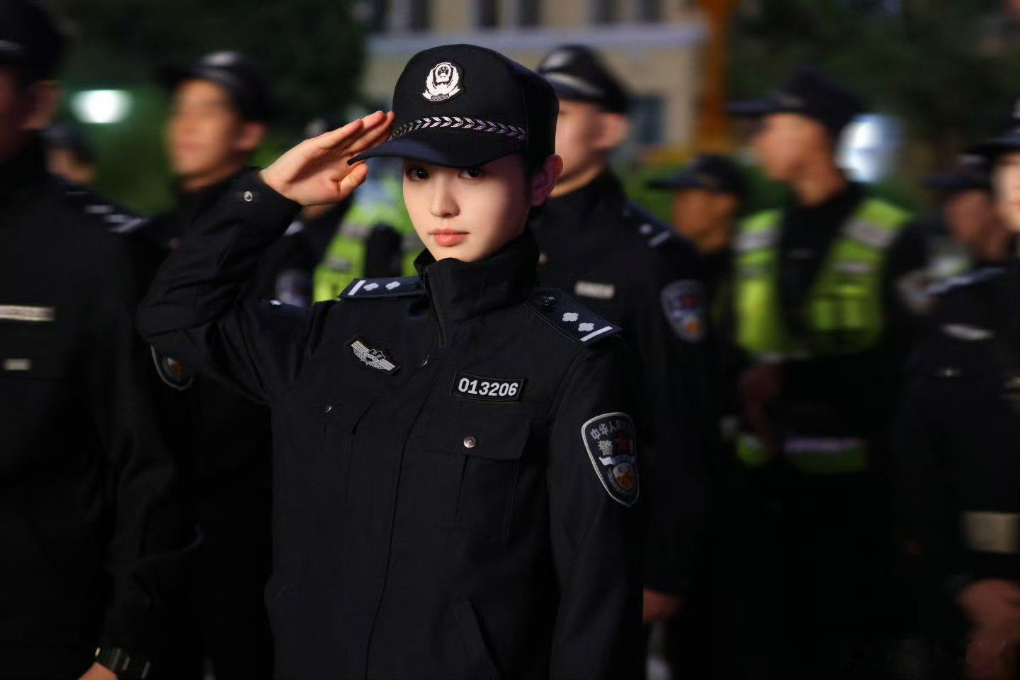 田曦薇演警察真的太帅了！ 