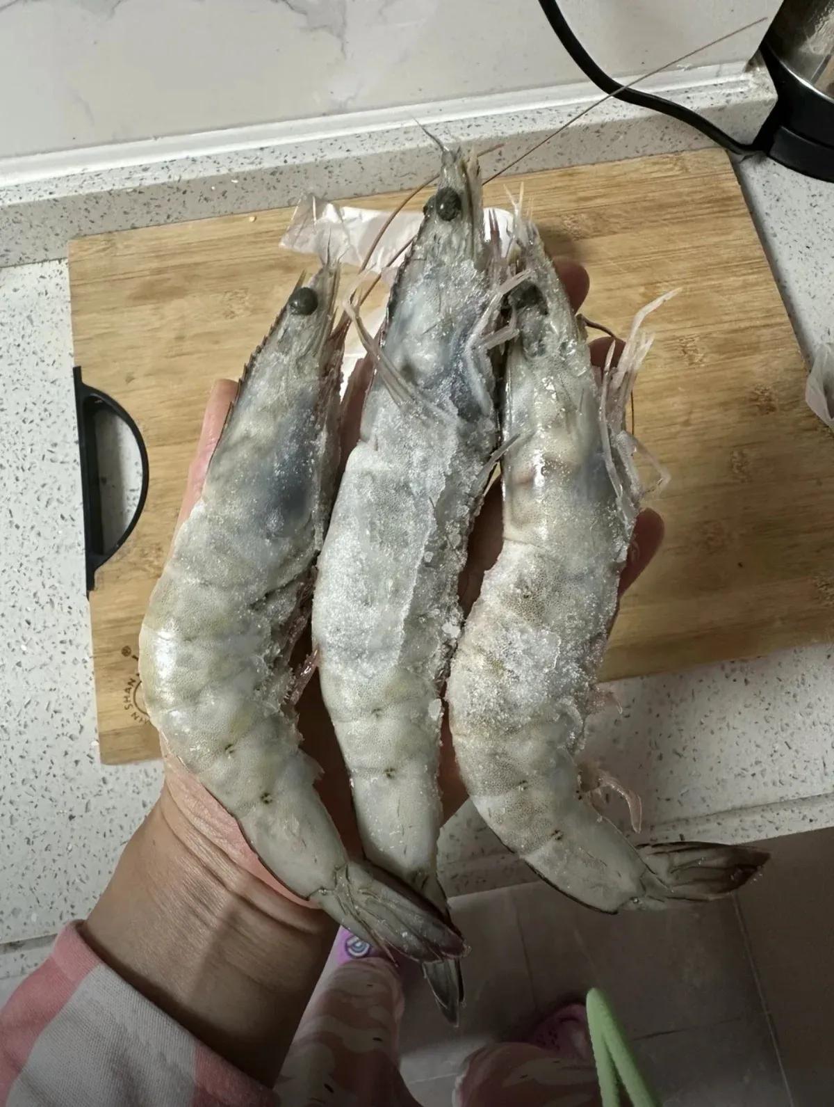 注意到一个奇怪的现象吗？就在前天，人们还在争抢盐，但今天情况却完全不同了。

尽