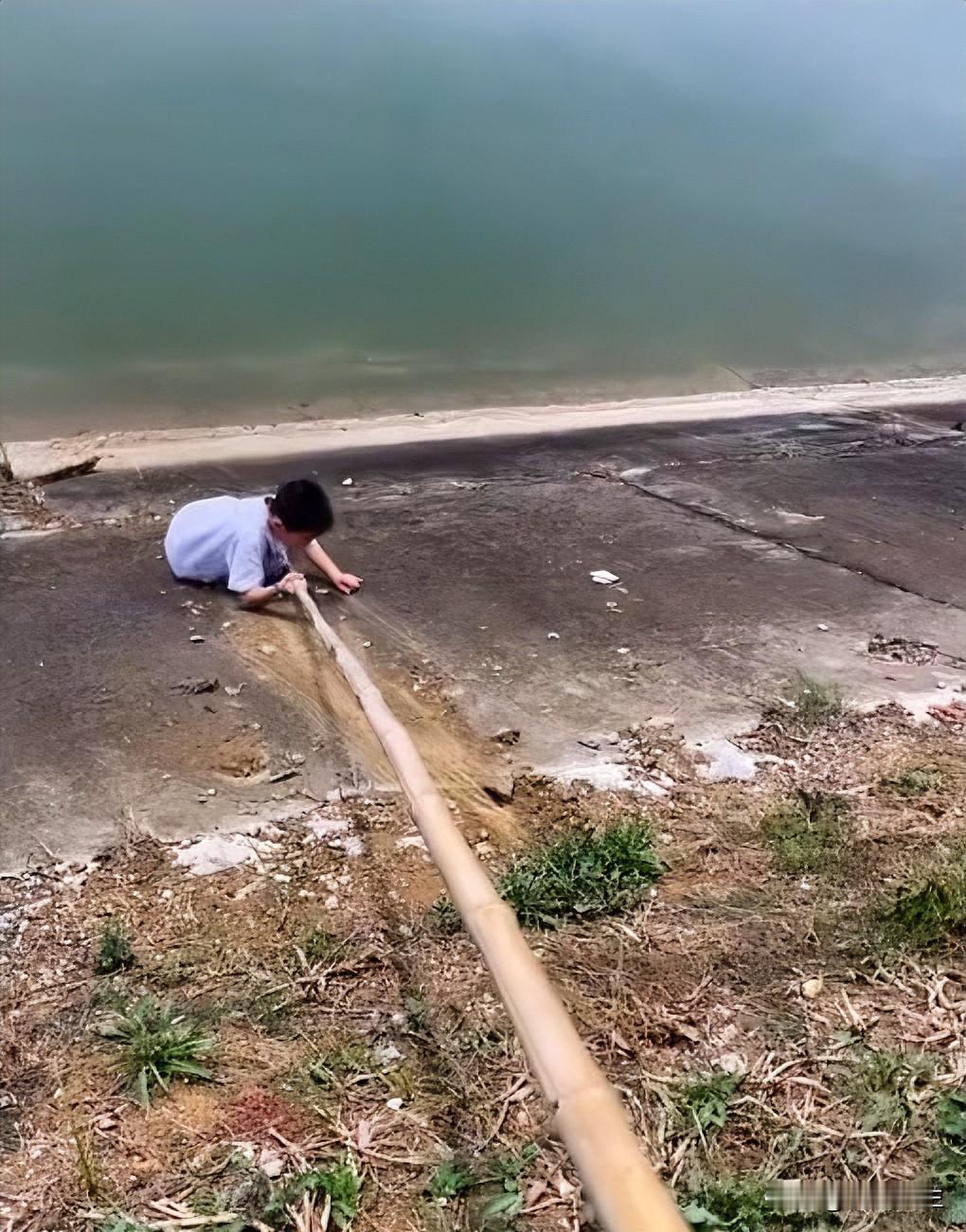 外卖小哥30秒救下俩娃，暑假里，粗心的家长，每年都有！

湖北荆门，两名十岁男孩