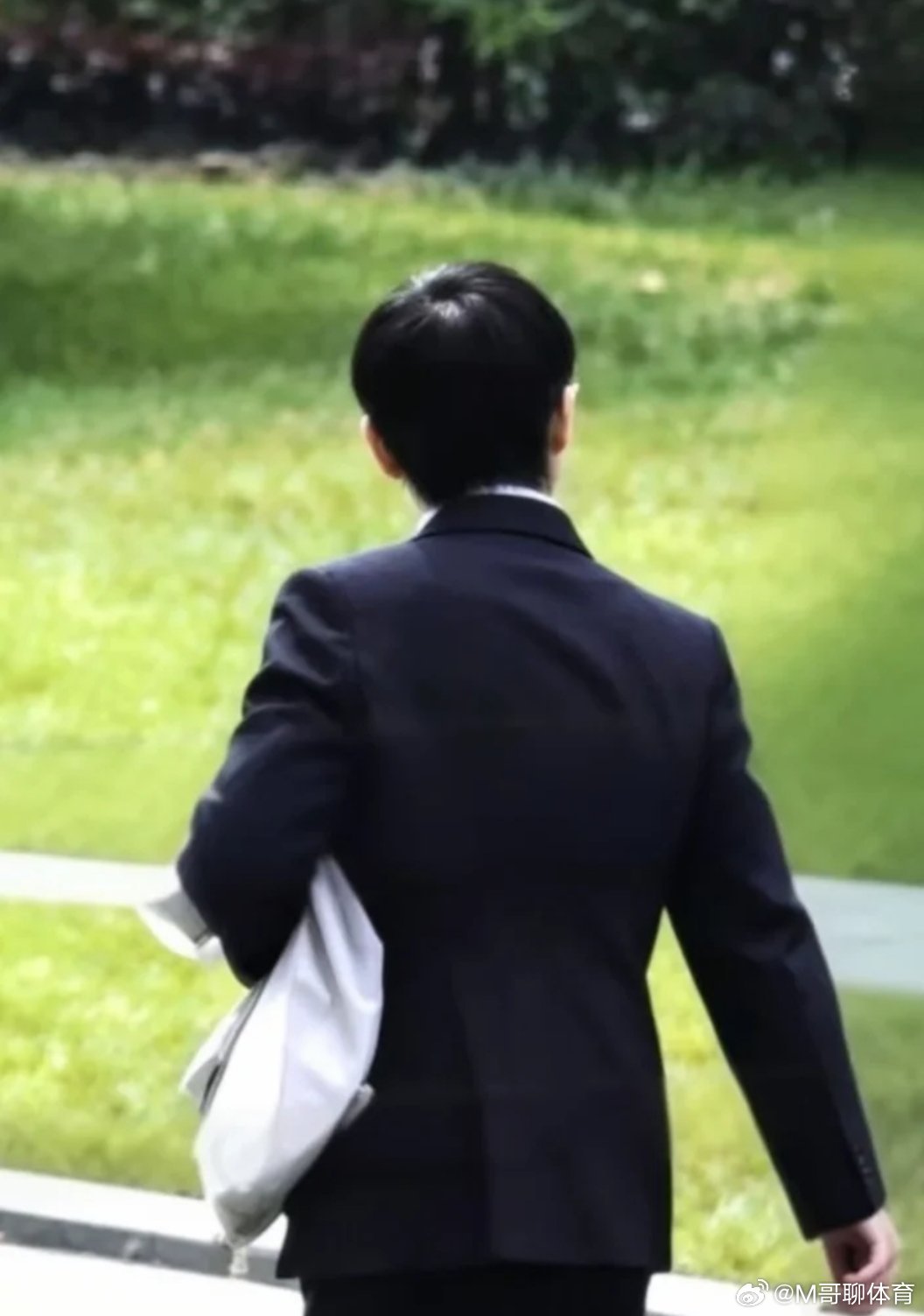 孙颖莎穿西装穿西装的莎莎比平时多了一些严肃