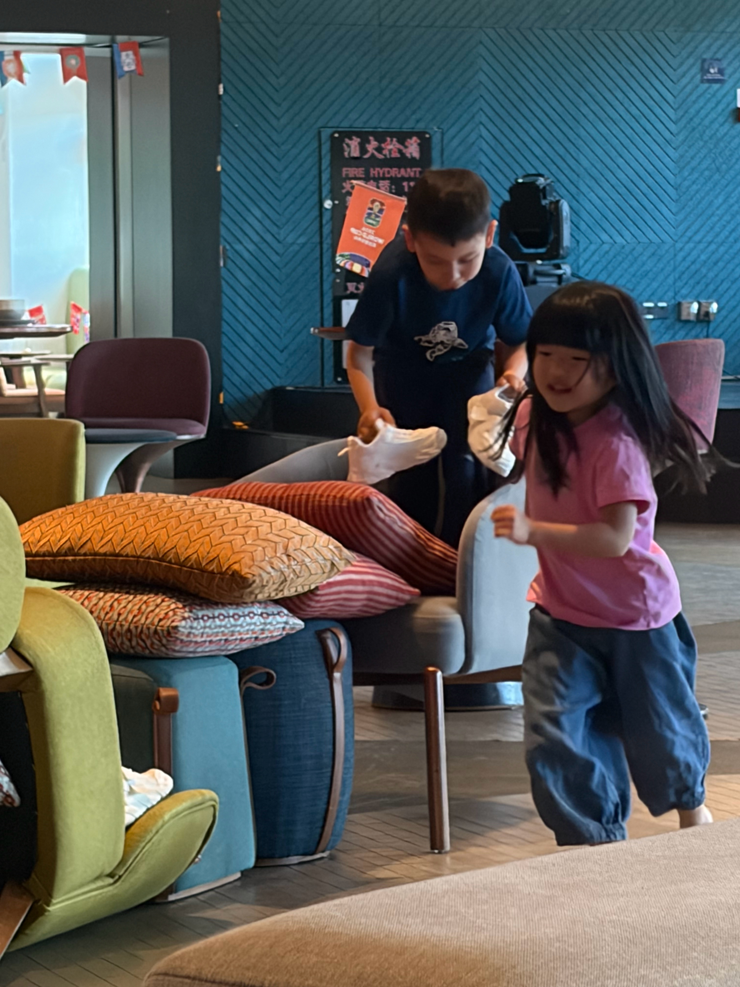 本来指望能练一下英语口语，结果，我就十分钟没看，再一扭头，之前满嘴英文的美国小男