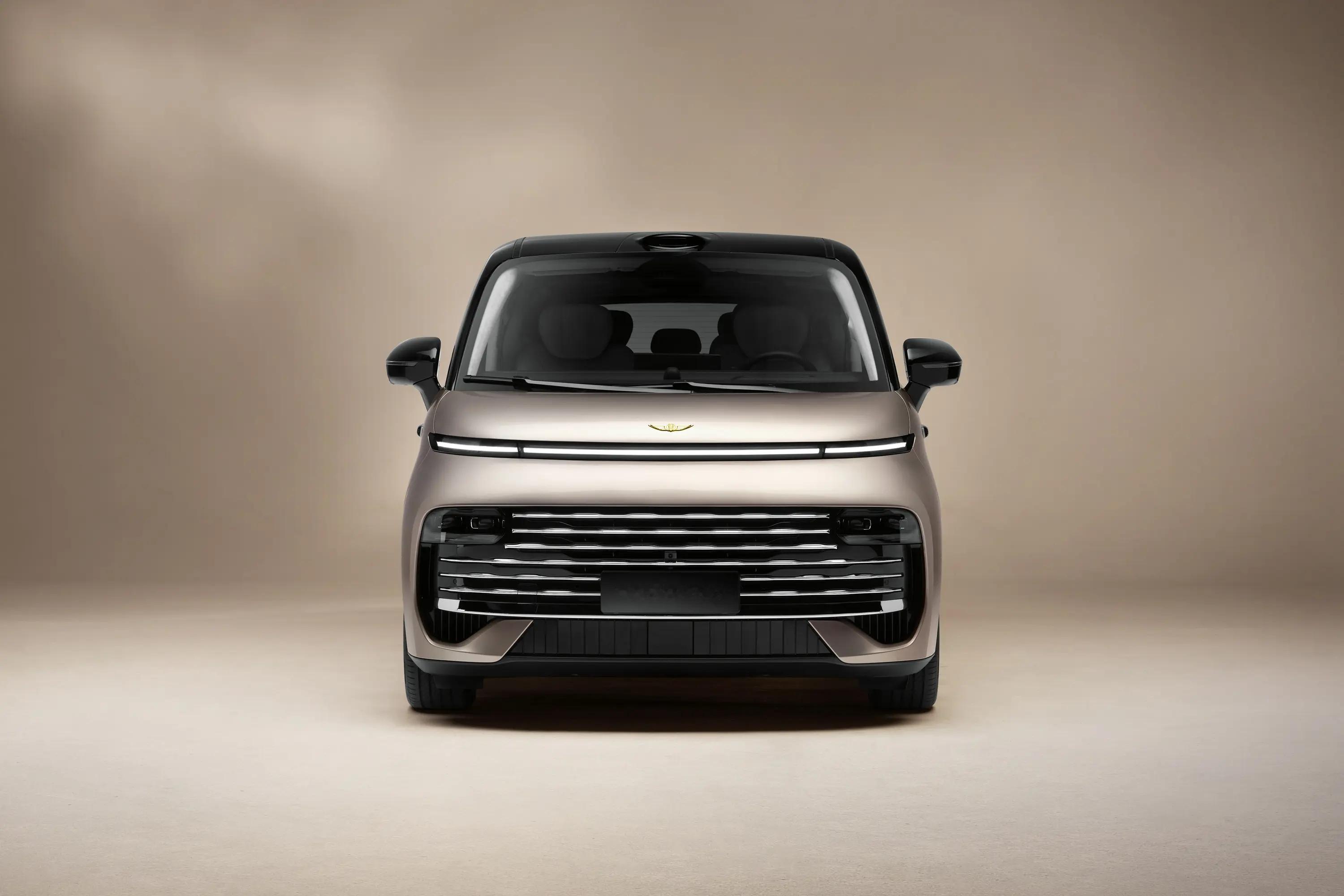 吉利银河 V900 的空间设计挺用心的。主打 “空间平权” 理念，二三排都能坐得