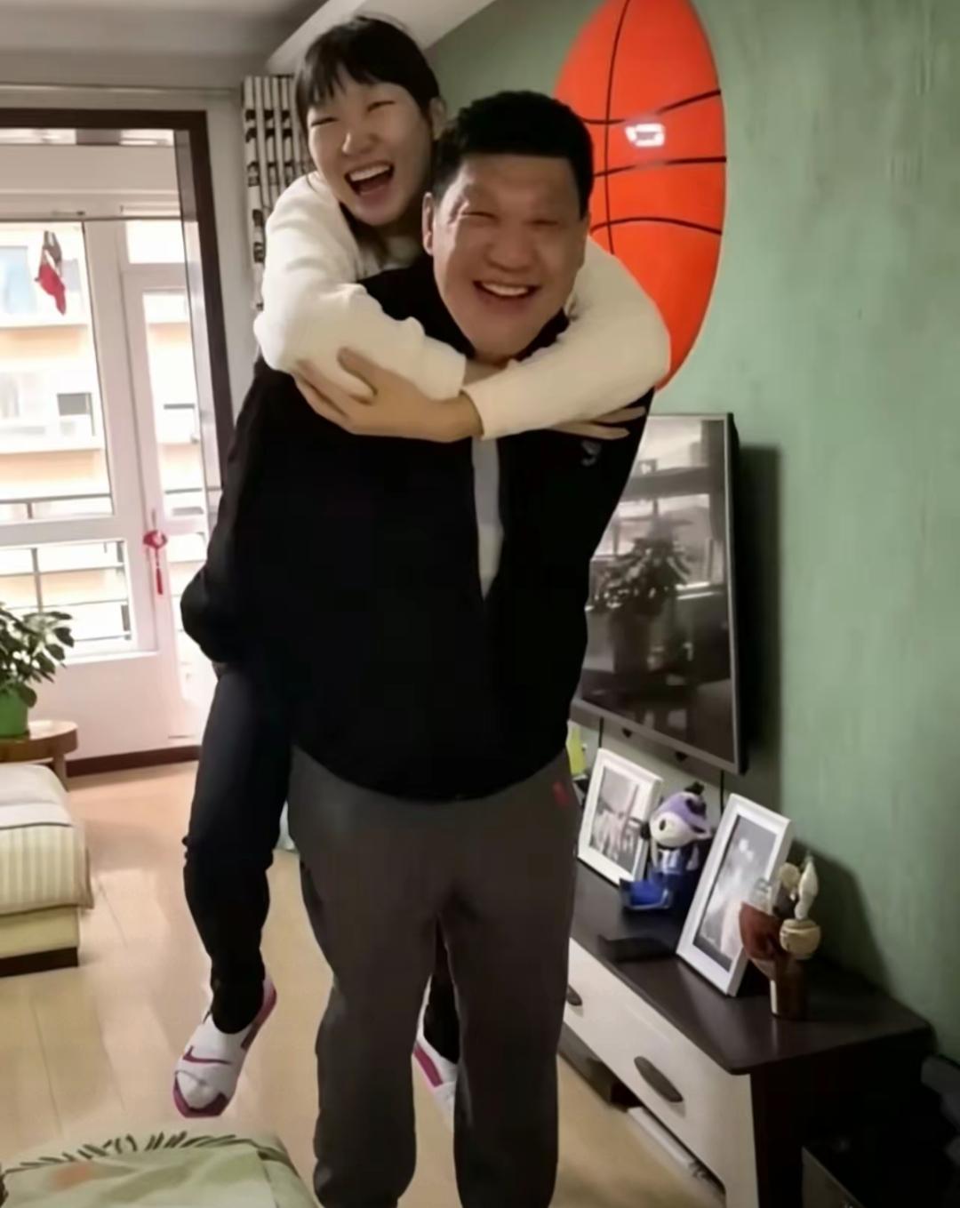都说父爱如山，但有时候父爱也如水。

2米多的韩旭被爸爸背在身后，她快乐的像个孩