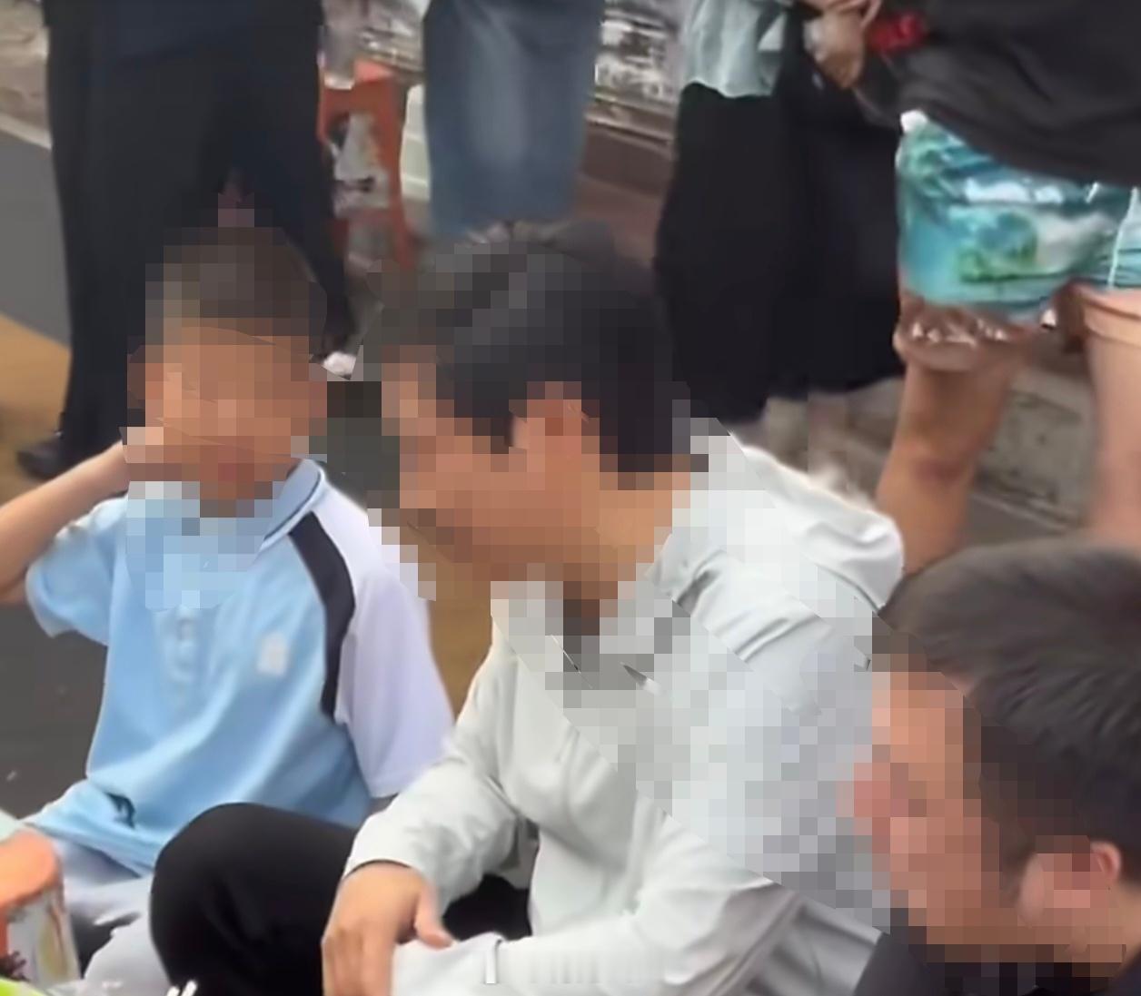 雷军 小女孩 随行带着摄影师拍点传播素材这很正常，不同的媒介需要的素材不同，而且