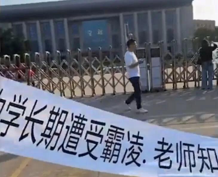 福建晋江灵水中学一女生疑受到校园霸凌而跳楼轻生，该事件目前引发网友热议，晋江教育
