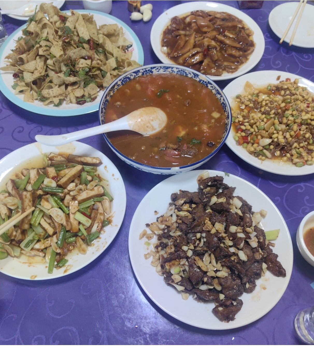 5人5菜1汤，嘎巴菜下酒才是我的“大王”？老丁找老馆做东，请4个弟兄吃老菜，5人