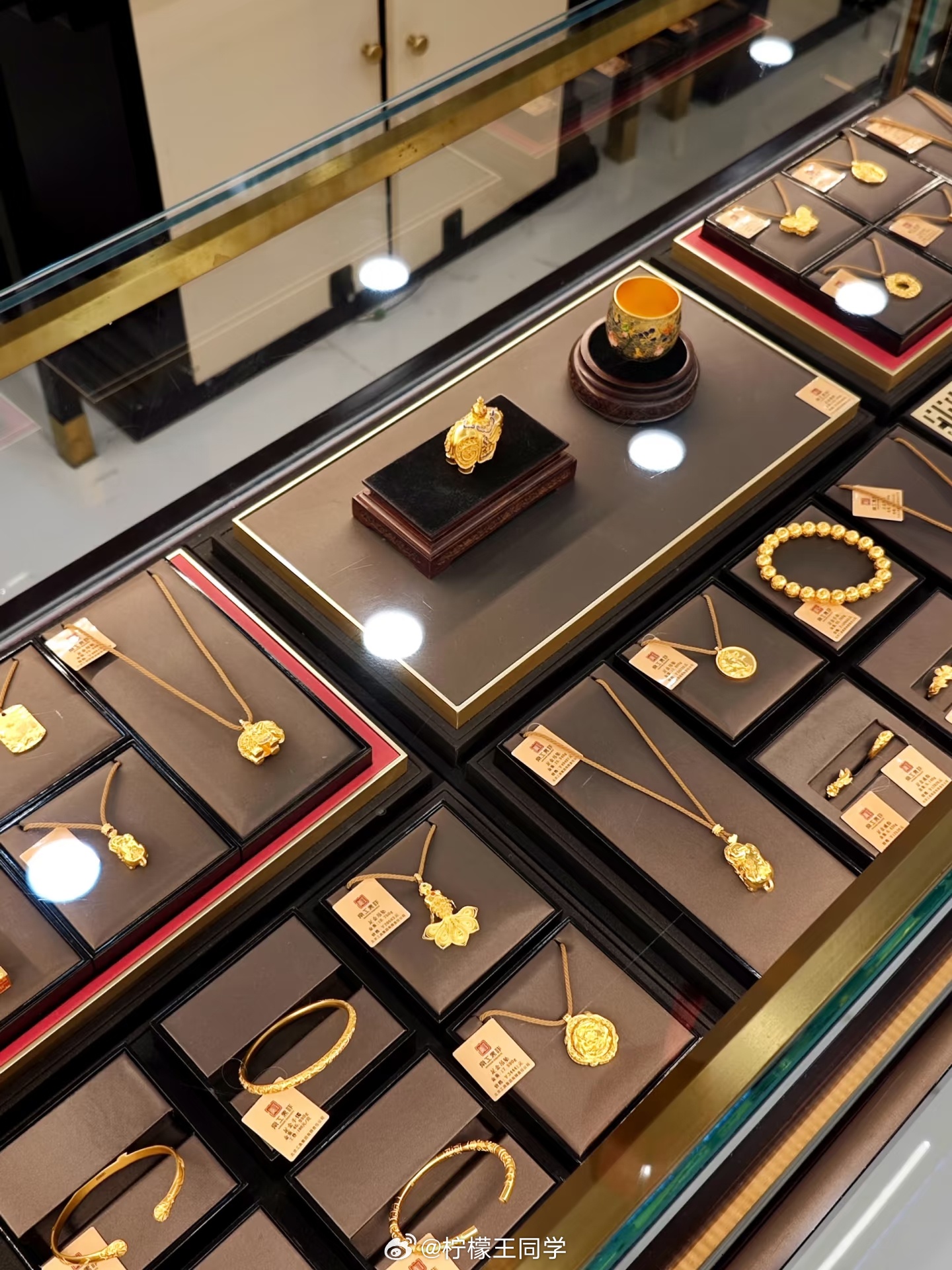 国内金饰价格大跌 很久没有关注了，当所有人都以为自己有小聪明时，也就该退场了 金