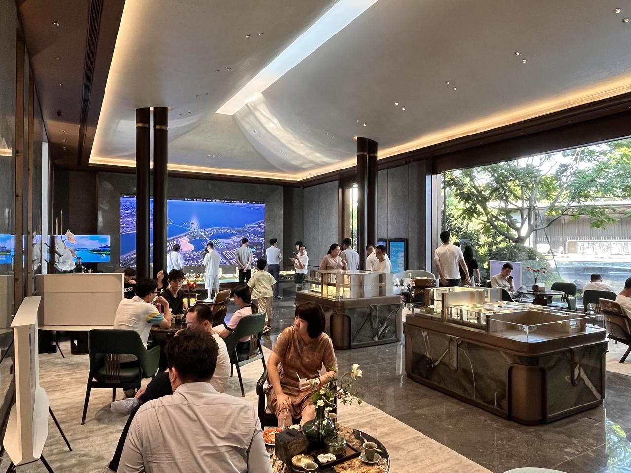 位于泉州环湾核心晋东一线临湖的建发·缙湖，今天下午到访看房客户也是络绎不绝，这个