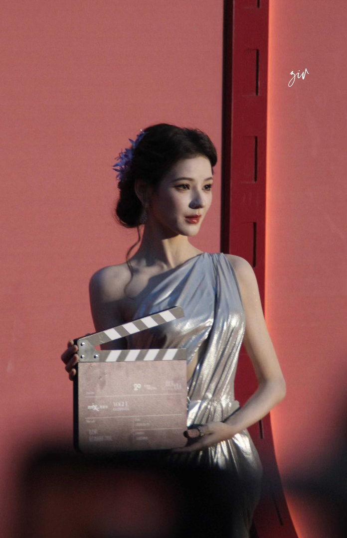 张予曦完全美神降临亮相活动惊艳全场观众，银色长裙勾勒绝佳身形，精致面容无可挑剔，