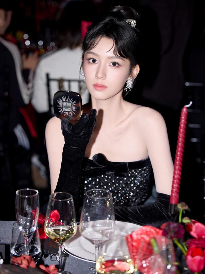 周也百变公主 周也百变公主，周也抹胸碎钻长裙公主头造型，复古美人降临啊