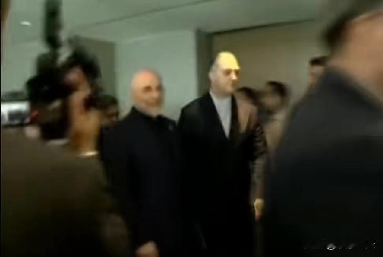 【快讯｜伊朗高级别代表团步入会场，美伊瑞士谈判正式进入“面对面”交锋阶段】

