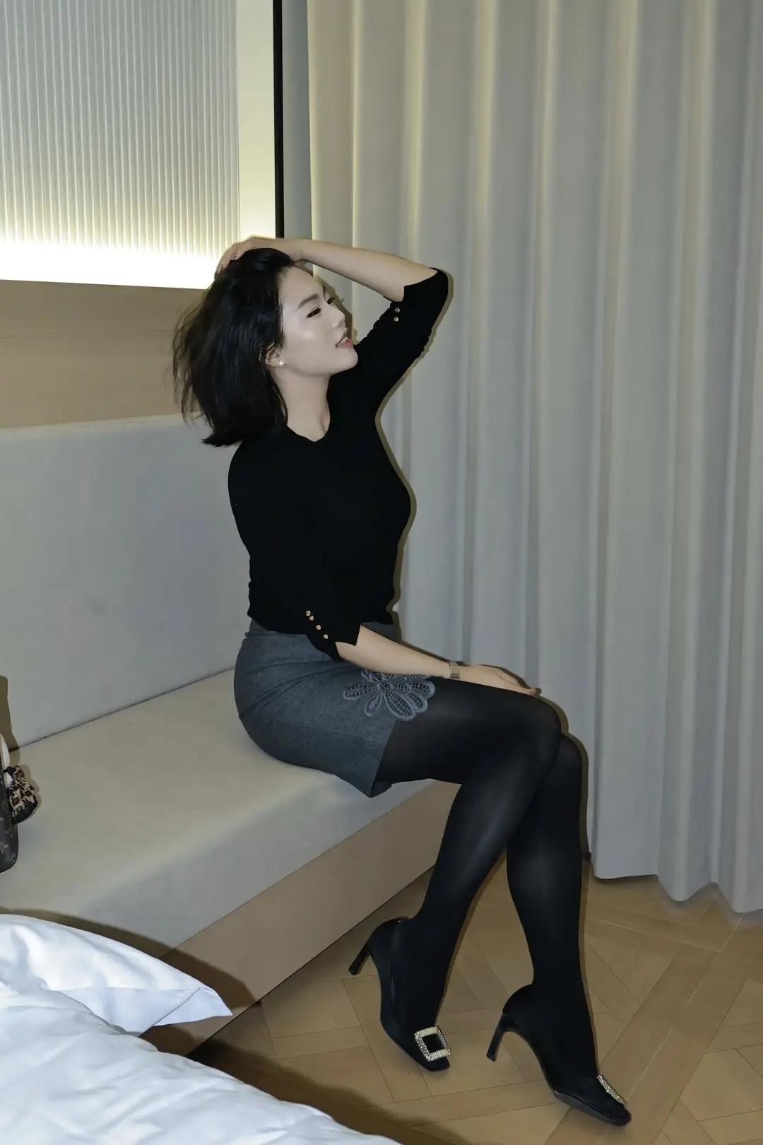 优雅黑裙，气质满分，谁说职场只能枯燥无味？