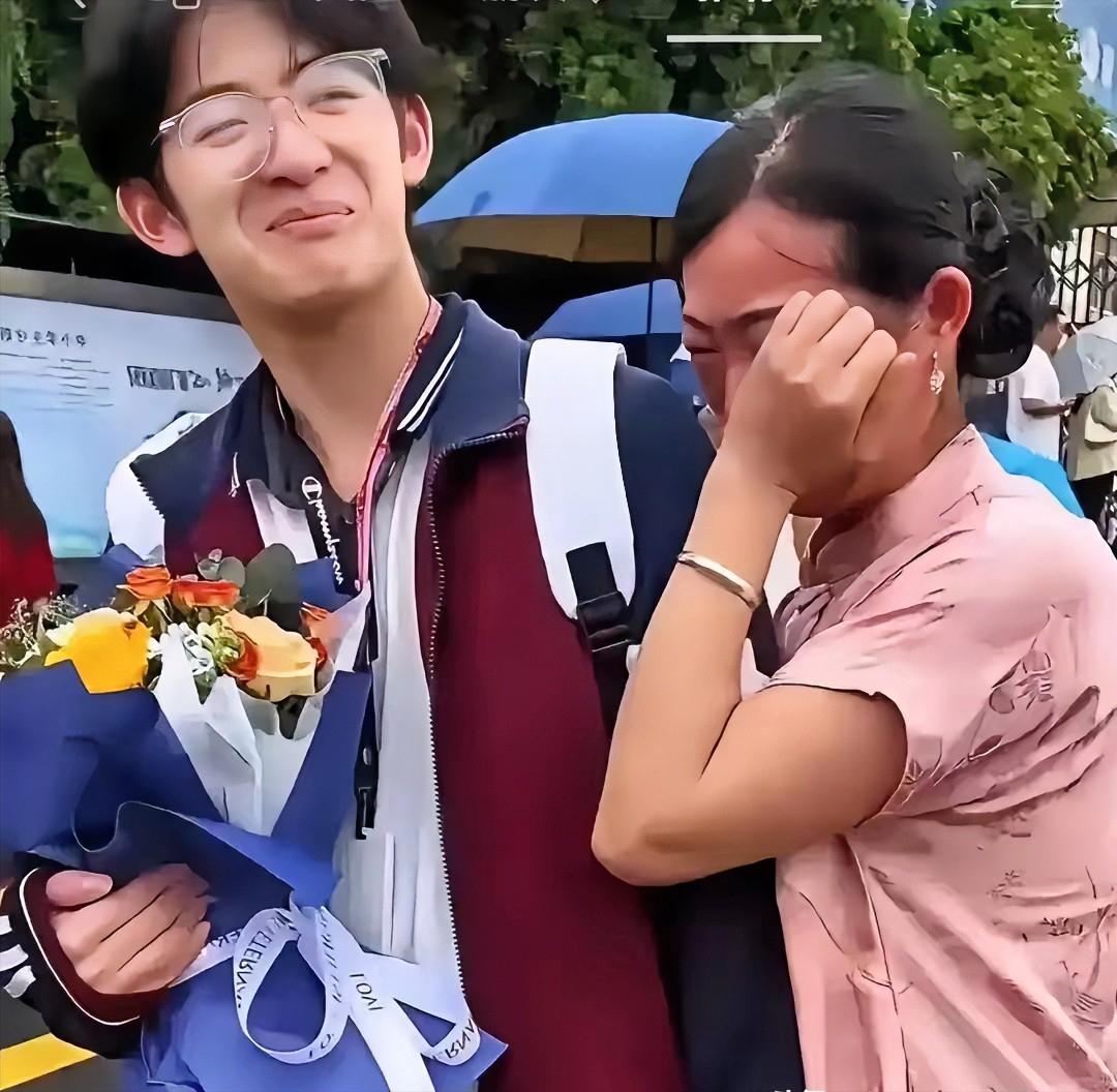 泪目！1米85少年，716分考上清华。可这张录取通知书背后，没有父母铺路，只有小