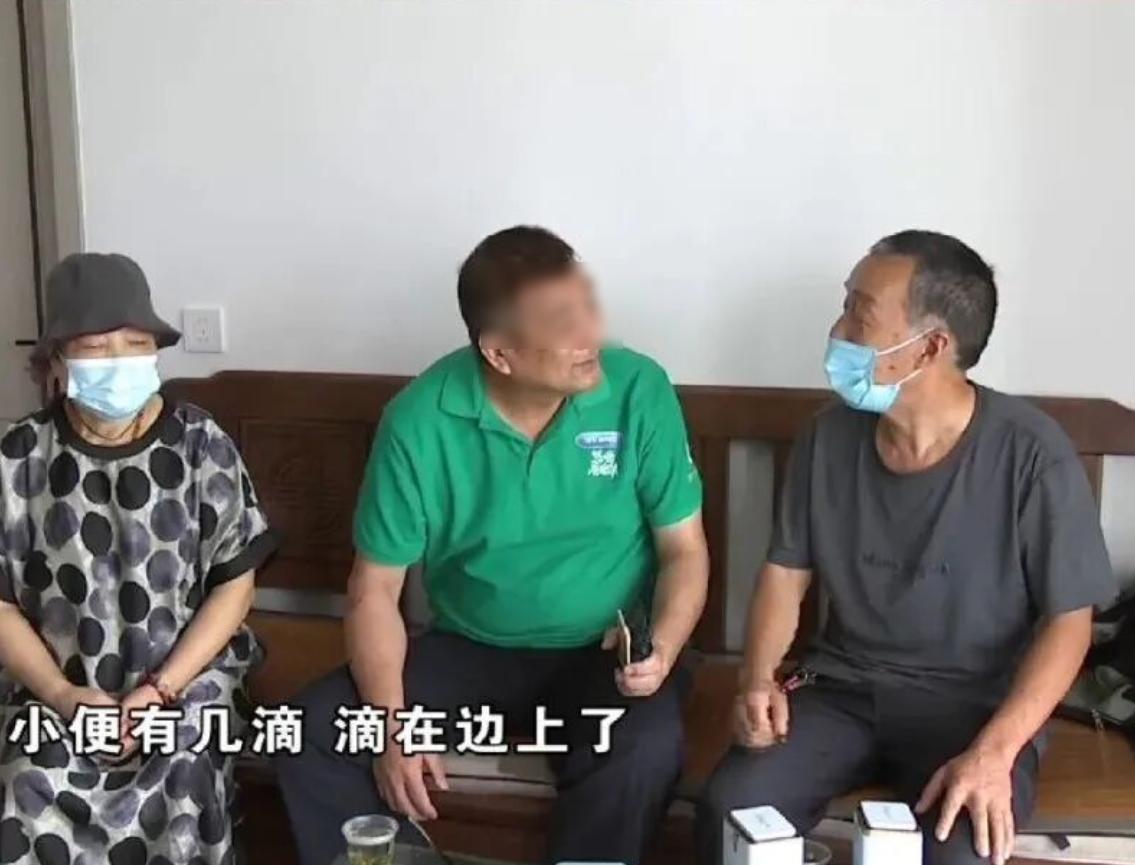 “别把人逼急了！”7月2日报道，浙江，一男子不喜欢掀马桶圈，尿液经常滴在马桶周围