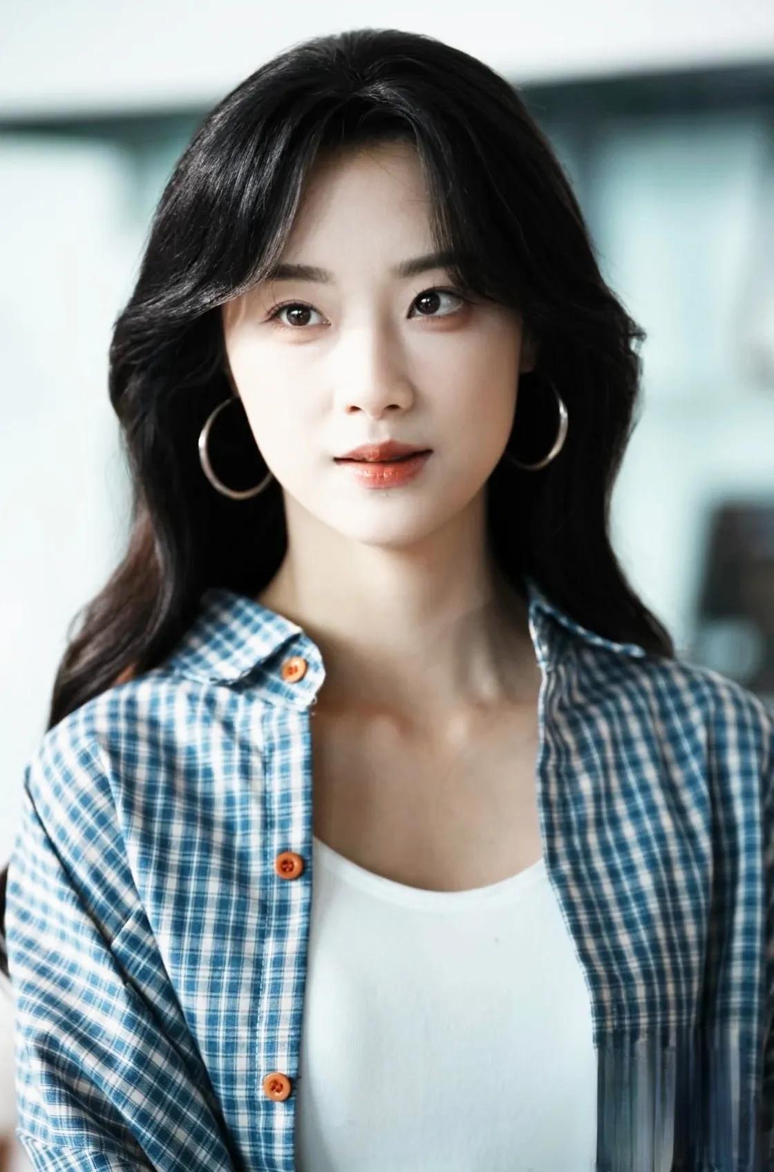 王小亿应该是短剧圈里黑粉最少的女演员了，比岳雨婷妩媚，比李柯以可爱，比余茵身材好