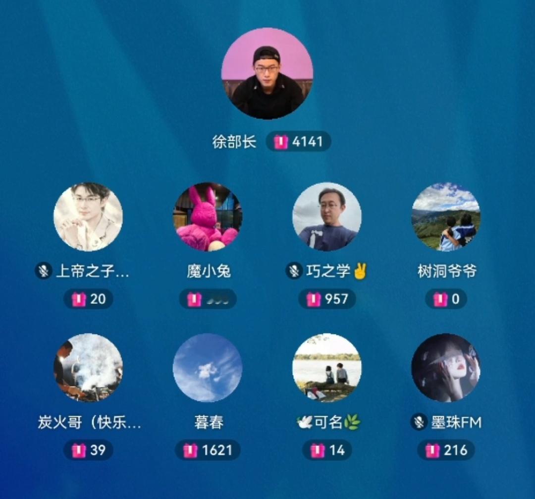 暮春的沈巍在午夜电台发表讲话，他说网络时代流量至上，一些人为了获取流量“好人变成