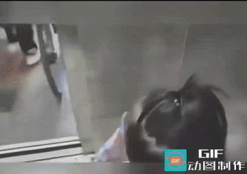 小女孩了不起，说话一板一眼的，不仅有礼貌，而且抑扬顿挫思维严密，会说敢做，还环环