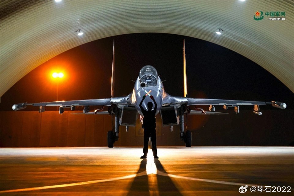 军网美图空军某部紧贴实战需求，组织跨昼夜飞行训练，锤炼部队全天候作战能力。暮色渐