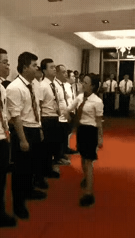 不知道这是什么行业，他们在玩什么游戏，但是我看了一下，最后一个是不是少挨了一巴掌