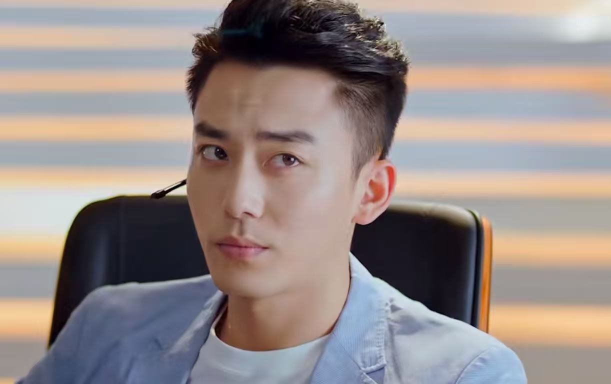 有港回信赵华为对抗路兄弟 不得不说赵华为真的天生就该演霸总吧！！！完全那种氛围感