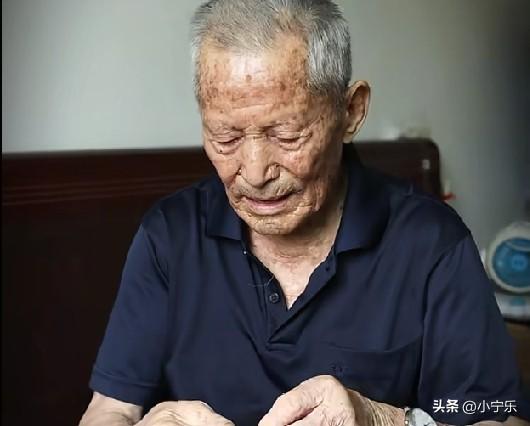 浙江瑞安的赵洪来老人今年已106岁了，每天走路6000步。1943年与妻子结婚，