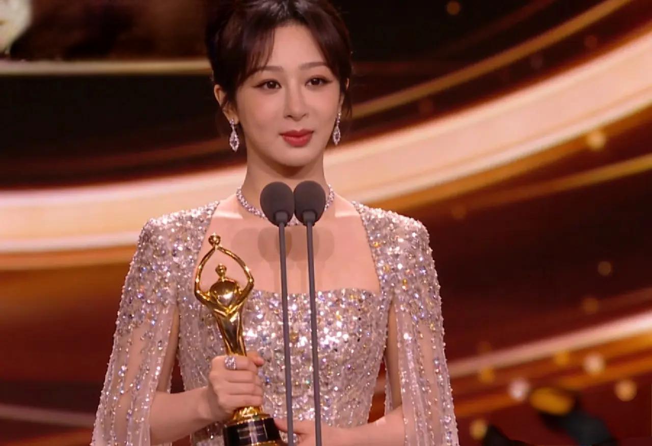 杨紫，当她站在舞台上，那种由内而外的光芒，仿佛让人看到了真正的艺术家的风采；她的