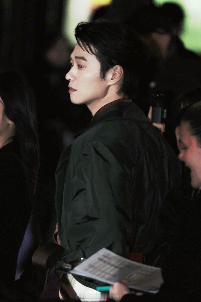 魏大勋与圣罗兰巴黎再聚 被魏大勋这波巴黎路透帅到了！撞色复古穿搭尽显品味，步履带