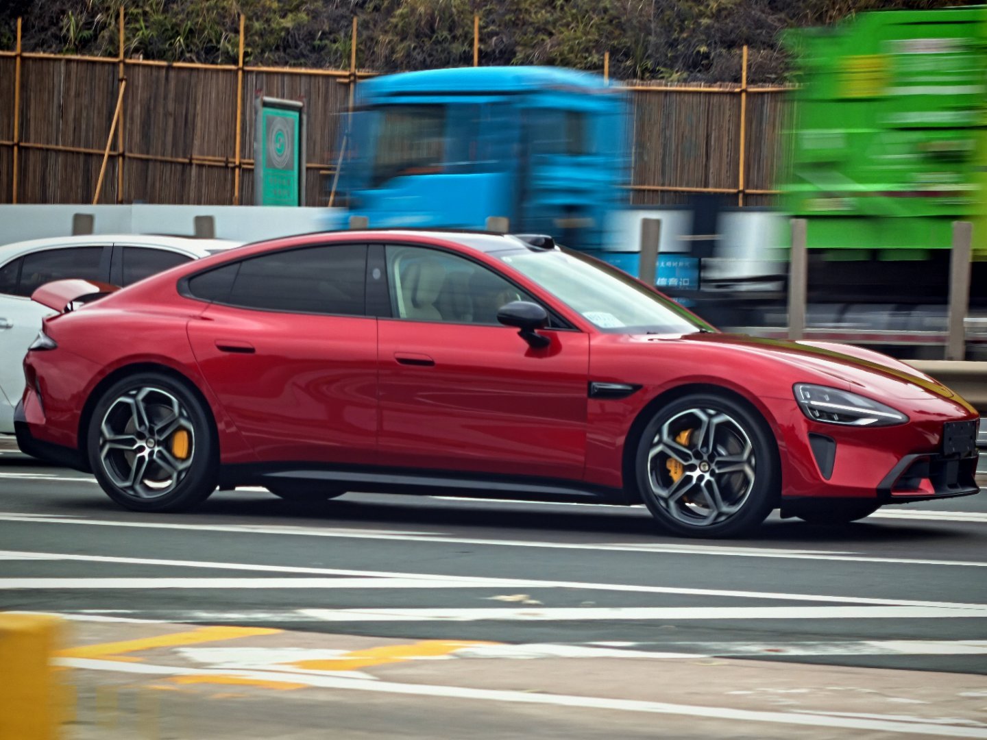 新的小米SU7 Max 这就已经有上路的了？刚才偶遇一辆，这红色不错啊，是我喜欢