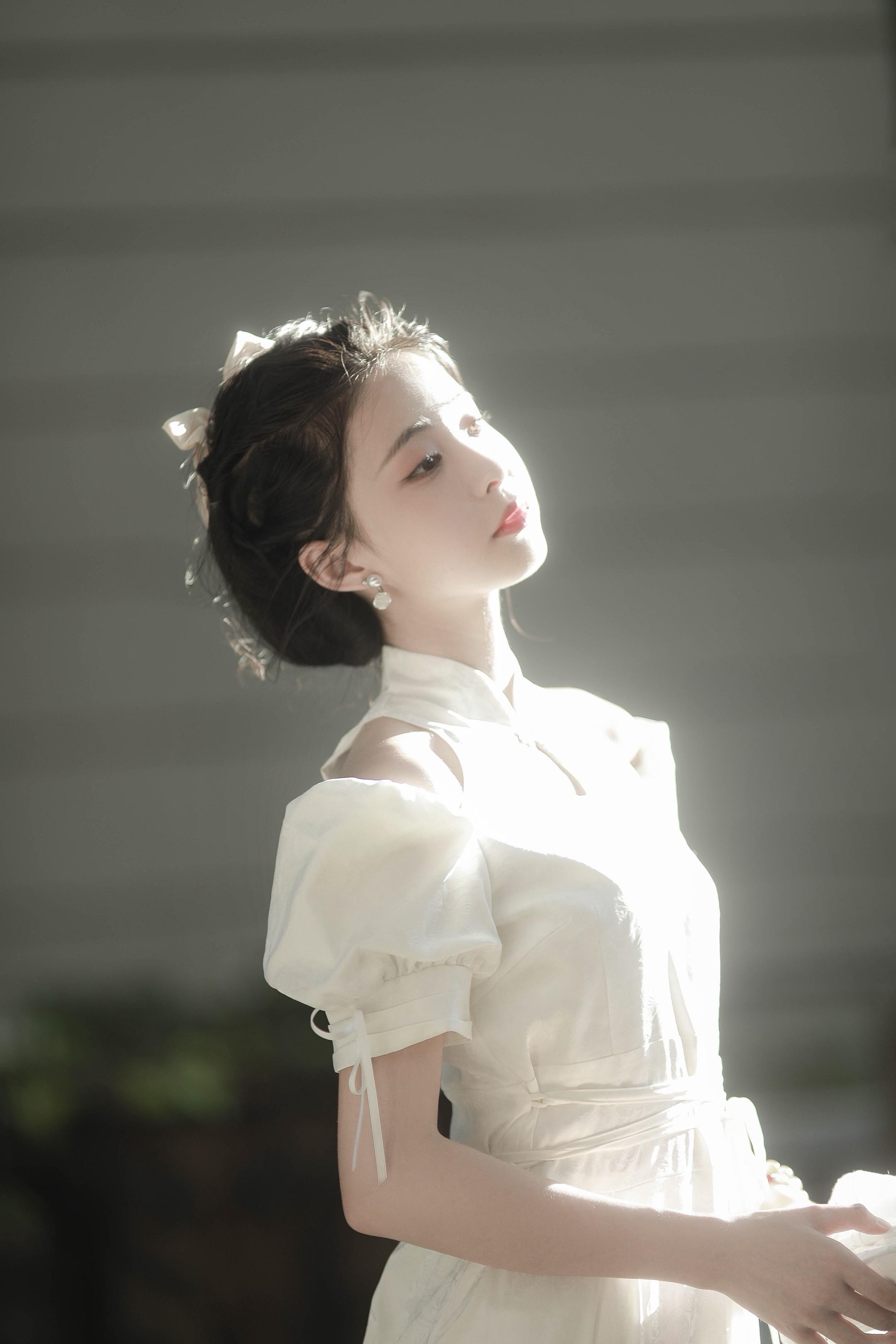素净一张脸 收敛了美眉眼。