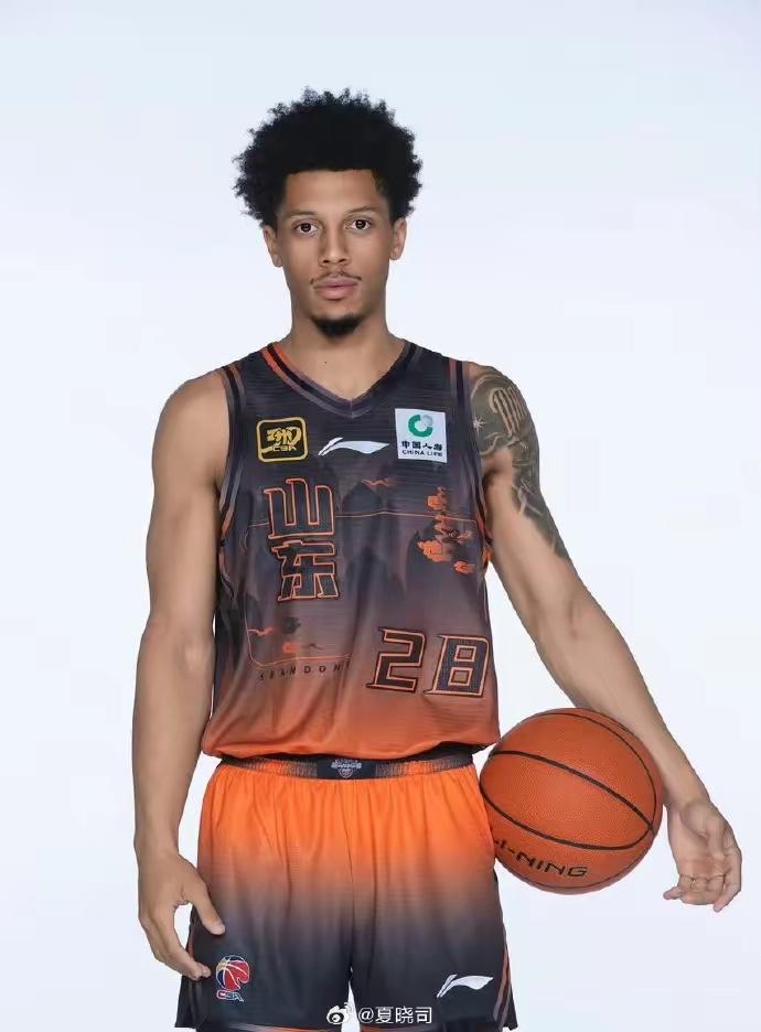 威金顿打爆辽宁！
威金顿出场28分钟拿到27分9篮板9助攻的准三双数据！
有点让