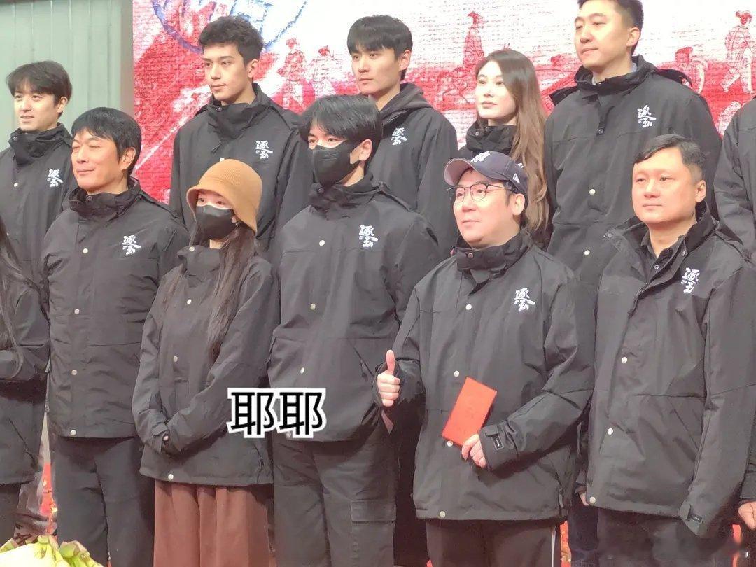 逐玉开机官宣 田曦薇张凌赫同框照 