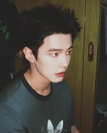 何与三条纹断眉太帅了吧？？？？阿迪男神