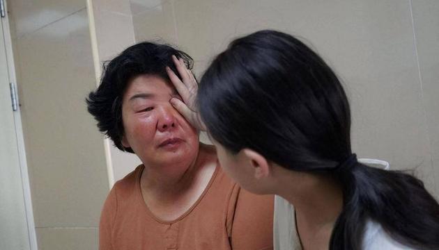 2023年，68岁的龚雪梅，跪在93岁瘫痪母亲的床前嚎啕大哭说：“妈，您再不死，