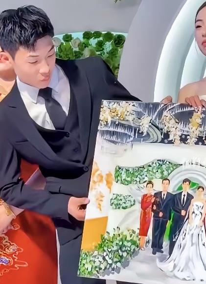 泪目！河北邯郸，一对新人结婚，在婚礼现场的合影环节时，新娘突然喊着说等一下，随后