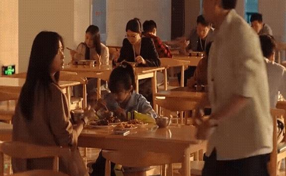 沈家妈妈终于还是把当年写有地址的纸条拿了出来。
她这么多年把那张纸条藏着掖着，就