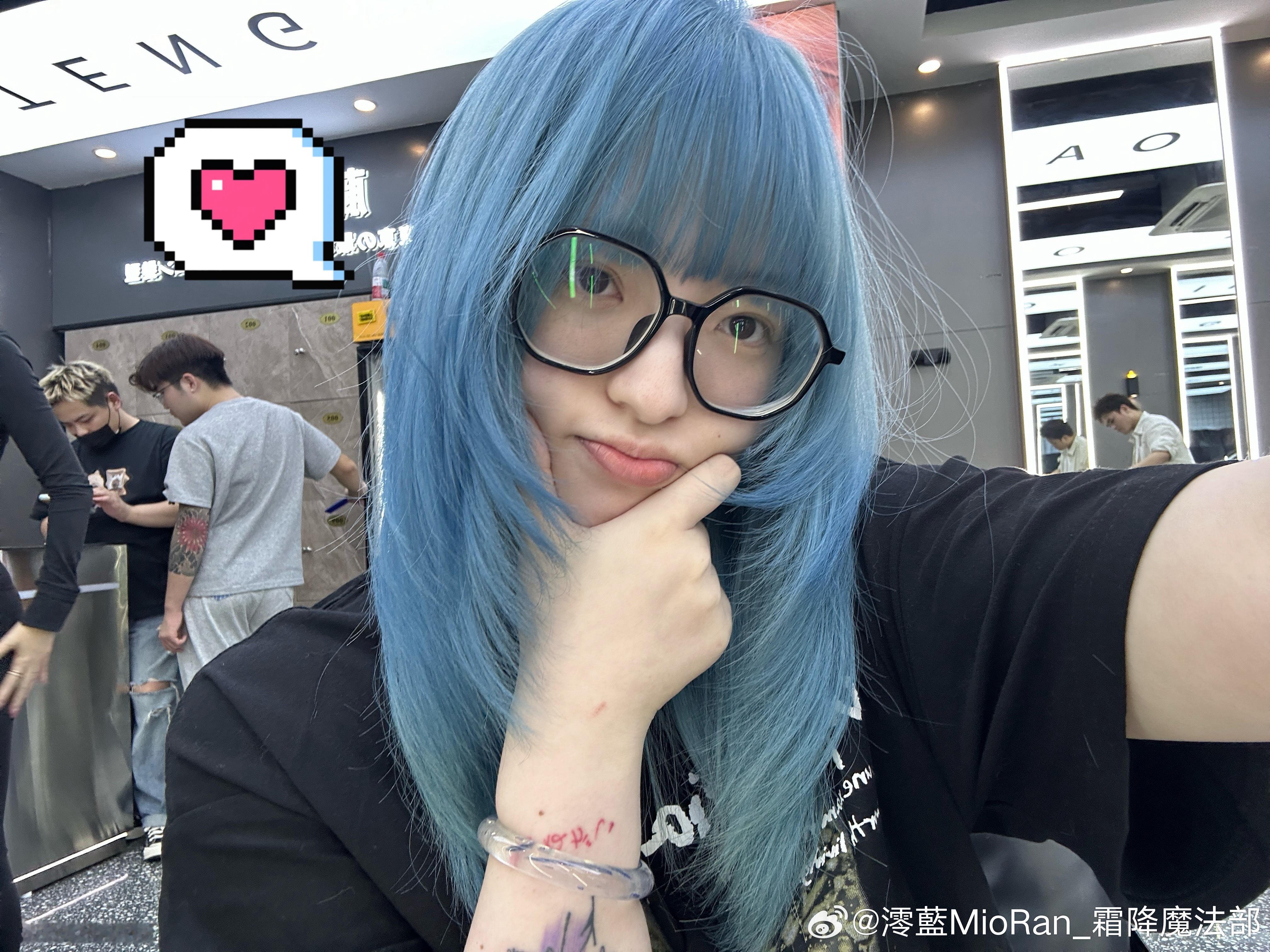 霜降魔法部  本周开始就是新发色加新发型啦～周末来和我见面吧