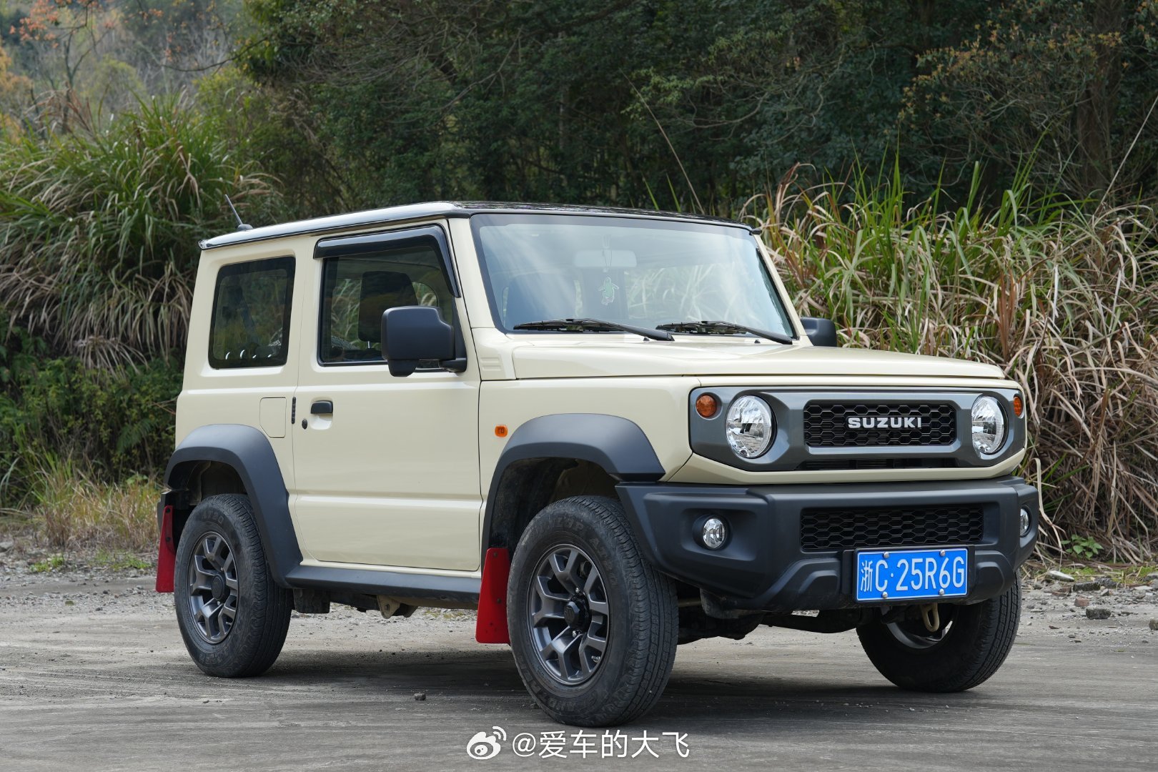 出一辆自己用的吉姆尼，有兴趣的话call我啊2025年7月29日上牌，一手未过户